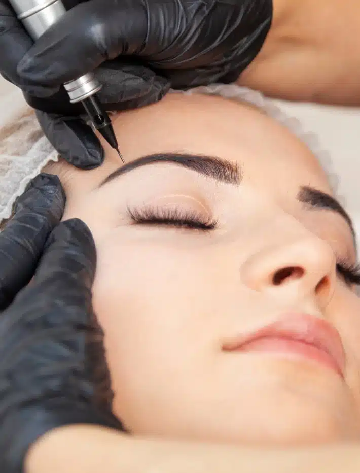 Une femme subit une dermopigmentation au centre esthetique et laser tremoille a paris 8