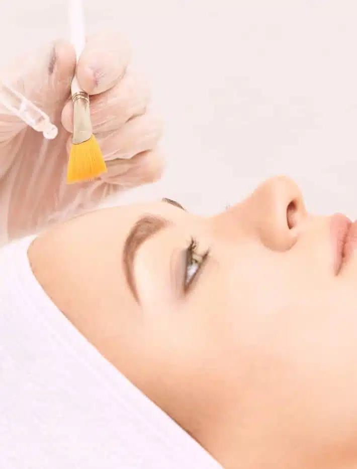 Une femme se fait un peeling du visage au centre esthetique et laser tremoille a paris 8