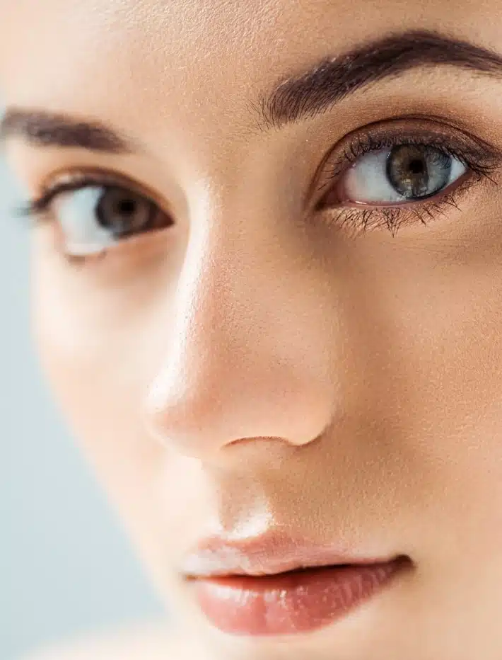 Femme avec joli nez rhinoplastie realisee au centre Esthetique Tremoille Paris 8