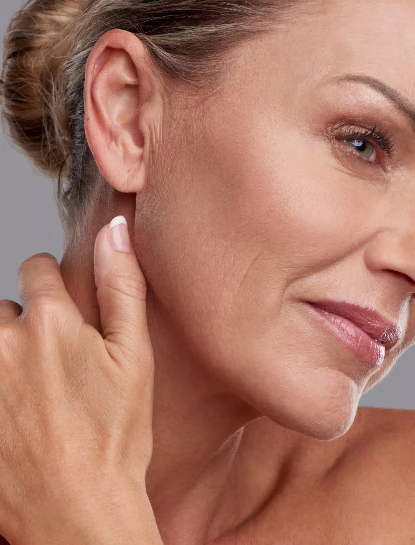 Visage et cou d'une femme agee apres lifting du cou et du l'ovale du visageau centre Esthetique Tremoille a paris 8