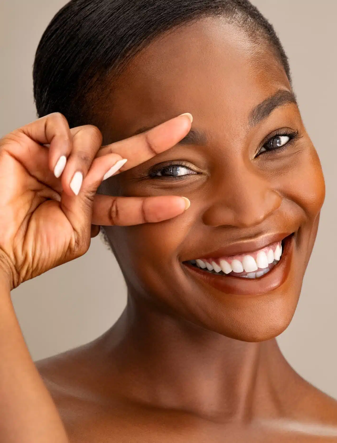 Femme avec les yeux plissé pour realisé un pinch blepharoplastie au centre Esthetique Tremoille Paris 8