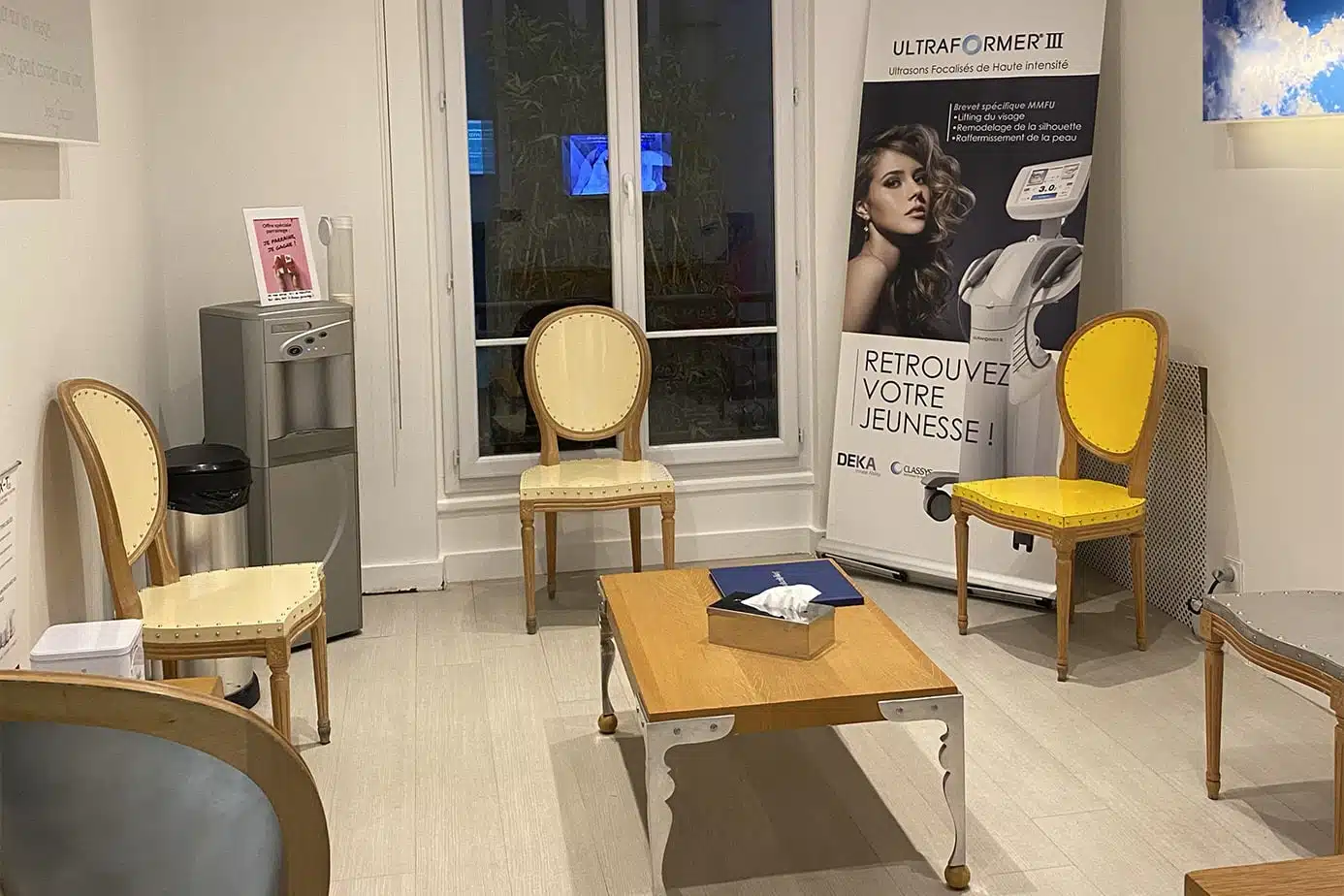 Salle d'attente au centre Esthetique tremoille a Paris 8