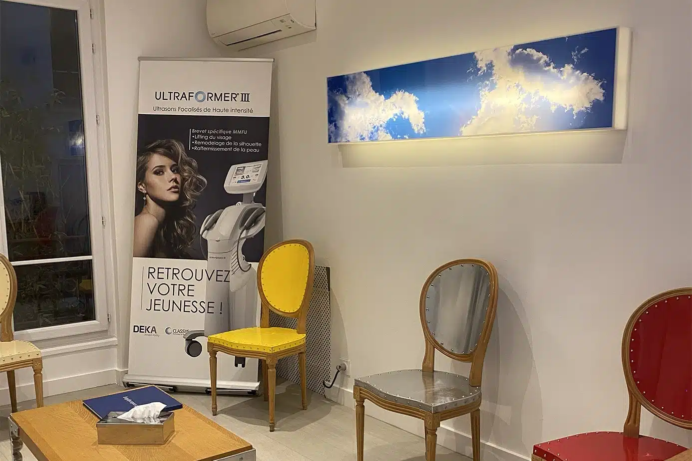 Joli table et chaises dans une salle d'attente au centre Esthetique tremoille a Paris 8