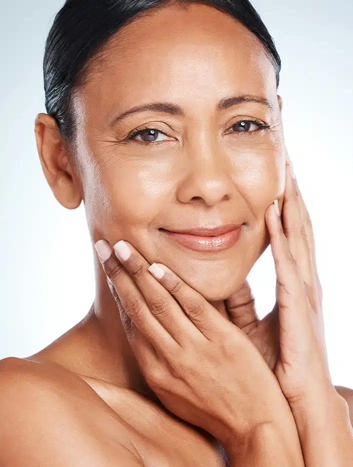 Visage d'une femme rajeunit par un lifting au centre Esthetique Tremoille Paris 8