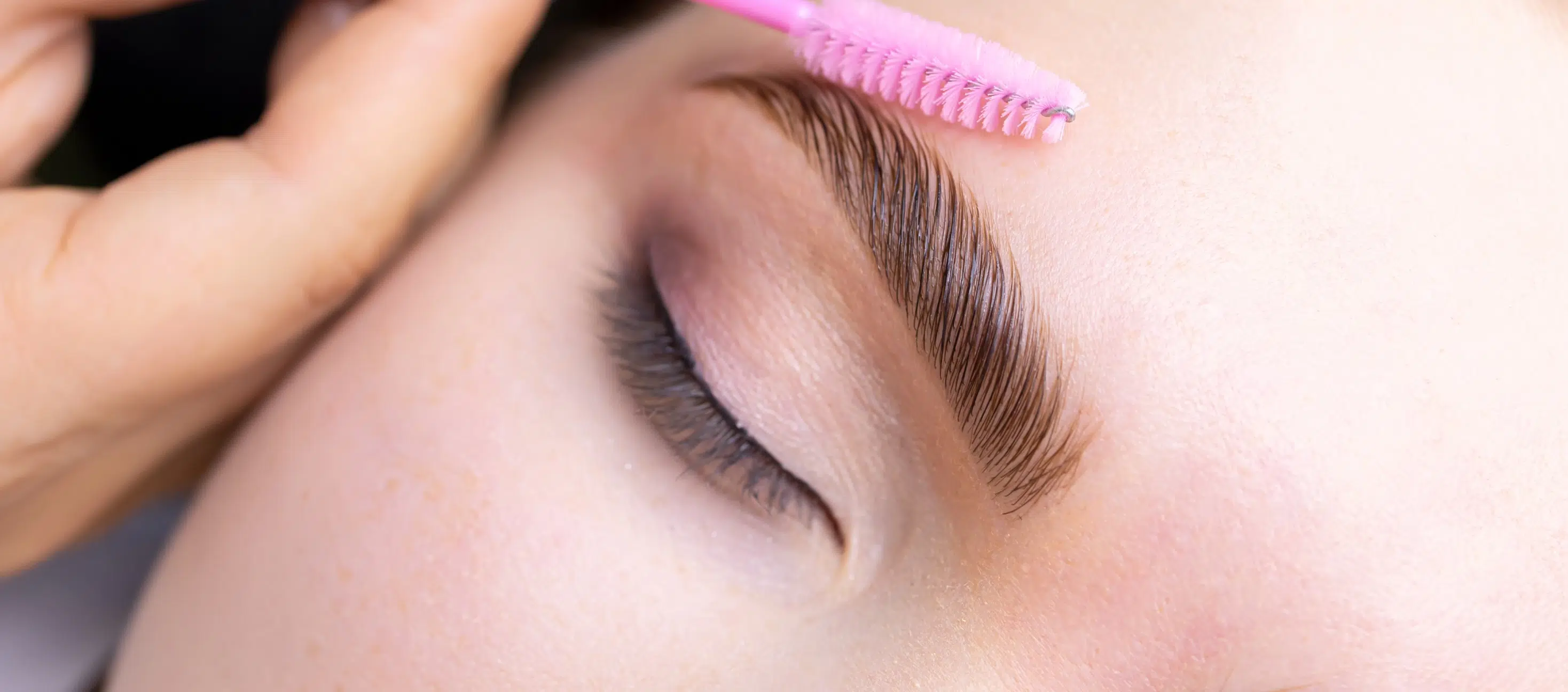 Découvrez combien coûte un détatouage des sourcils avec le Centre Esthétique Trémoille à Paris.