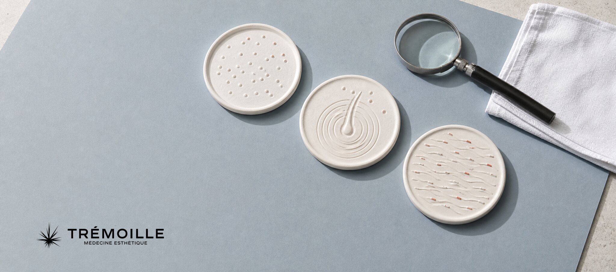Trois motifs abstraits et une loupe illustrant les différences entre acné, folliculite et boutons de chaleur